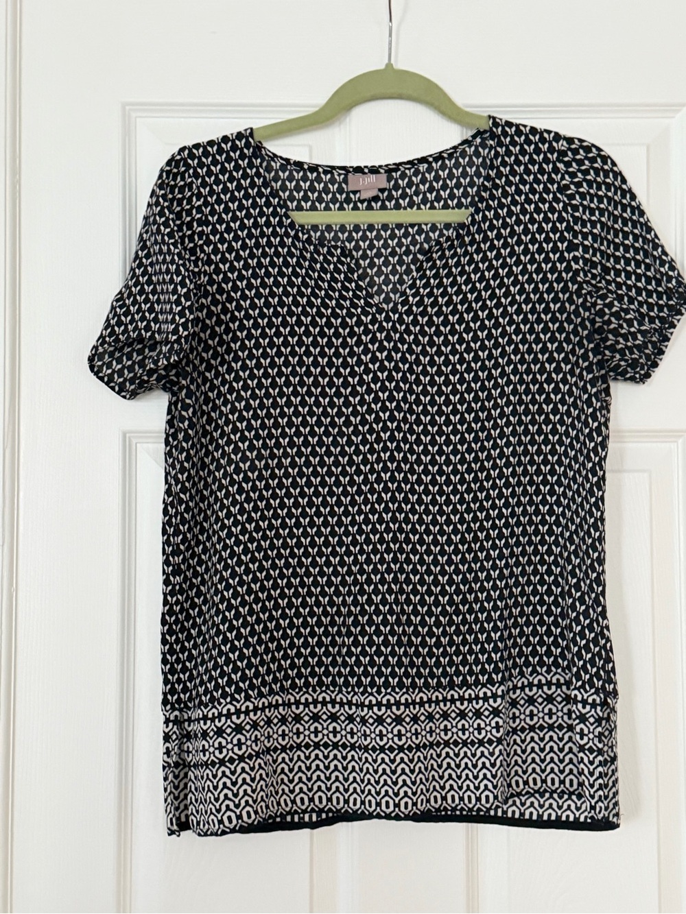 J.Jill Petite Sophisticate Black & White V-Neck Short Sleeve Top pattern